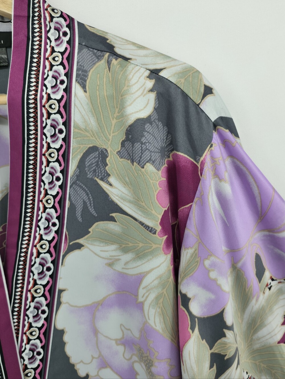 Natori Floral Kimono Robe Gray Purple Satin Lounge Cover Up Pockets Size Small - Picture 7 of 12